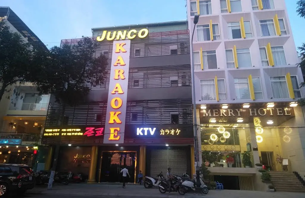 호텔 옆에 위치한 준코 가라오케 건물 외관